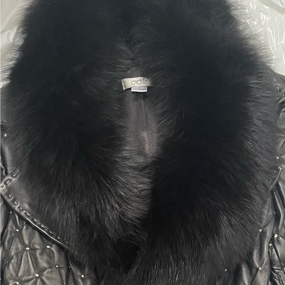 CACHE QUILTED SOFT LEATHER FOX FUR DETACHABLE COLLAR, SILVER DETAILING ON JACKET - Picture 15 of 16
